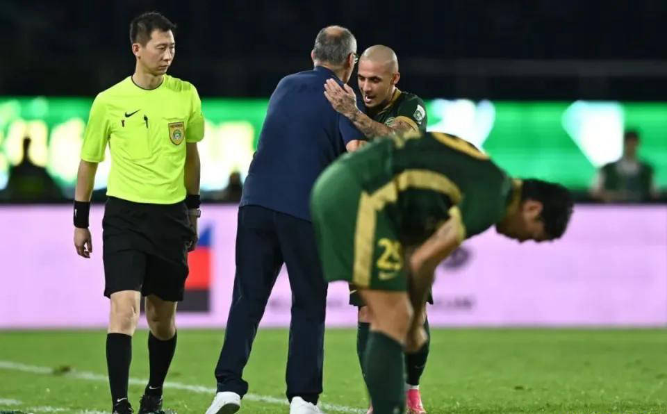 style, 程进因红牌, 手不尽如人