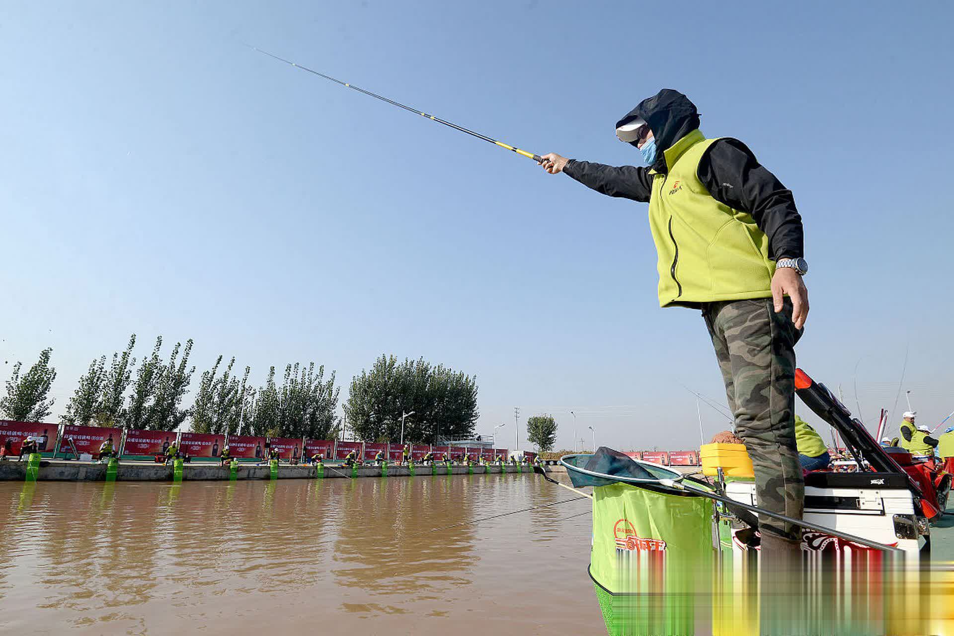 边钓位的正, 让鱼在钓点, 逐渐躲向远