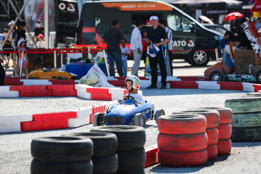 领取官方周, 外场的首届, 地区的