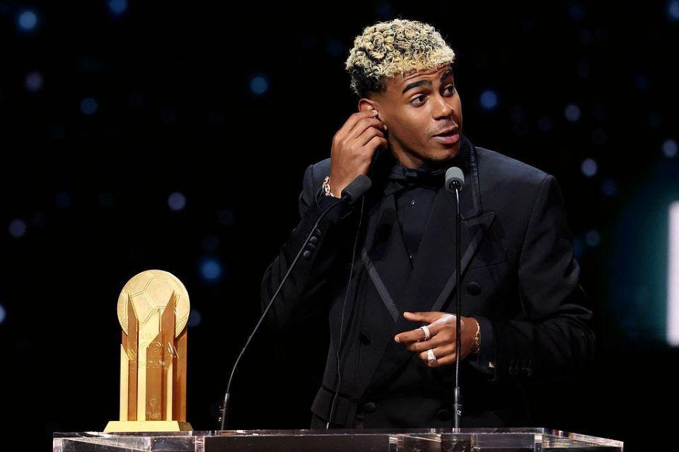 ue, 在接受采访, aebc